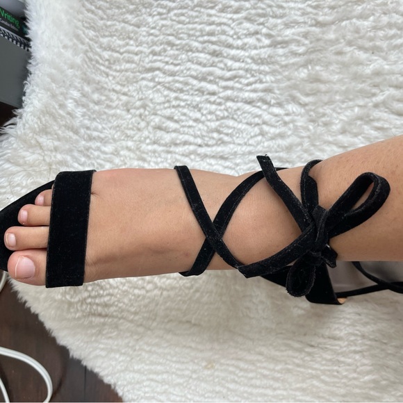 Black heels - Picture 2 of 3